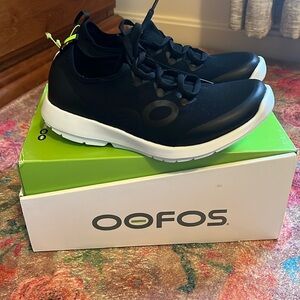 Size 8 oofos oomg sport